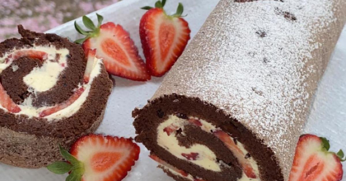 Chocolate & Peppermint Cream Swiss Roll with Strawberries by Mixing it