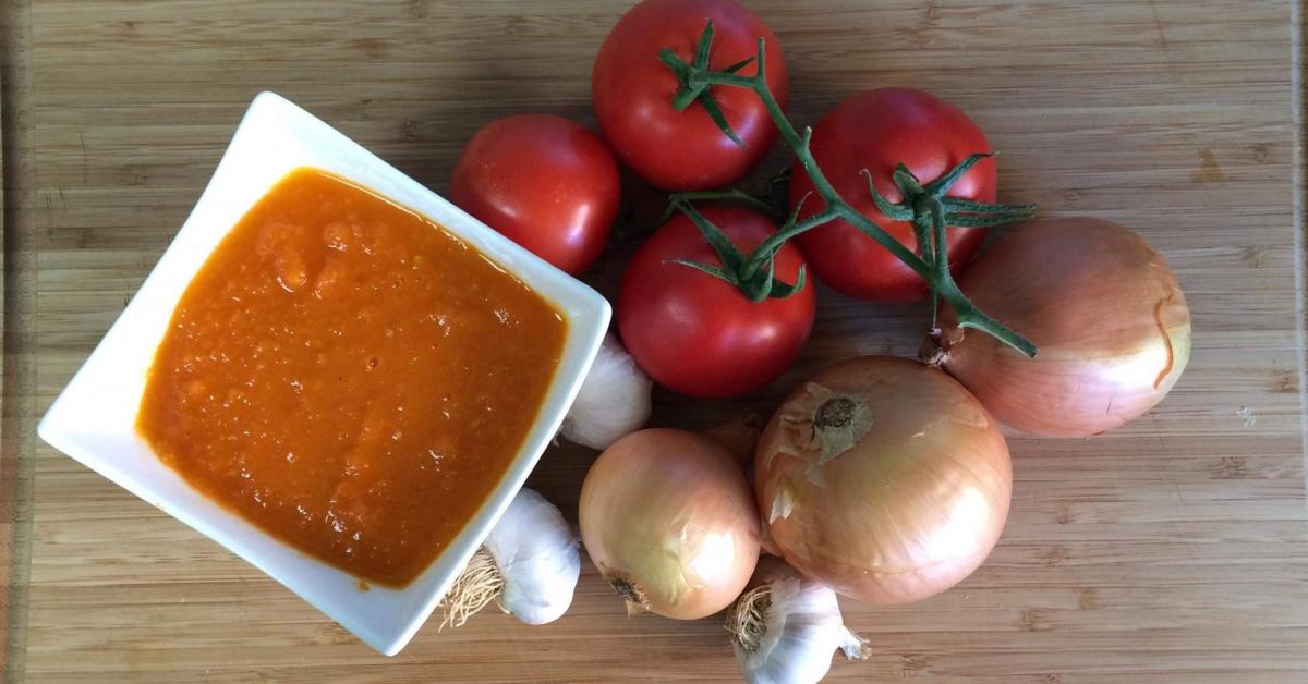 Home made crushed tin tomatoes or Tomato sauce for pasta or seafood by