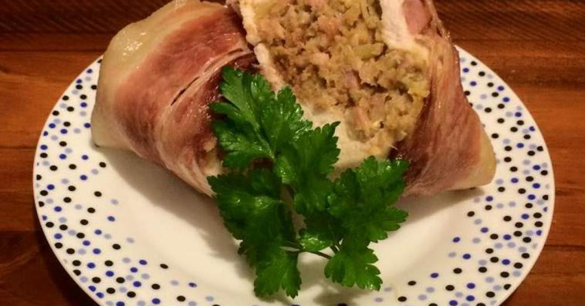 Stuffed Chicken Breast rolled in bacon with mash and veg all in one