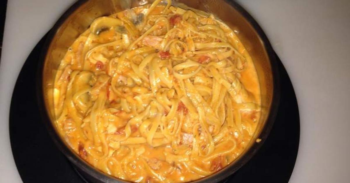 creamy tomato chicken, bacon & mushroom fettuccini by redterror. A