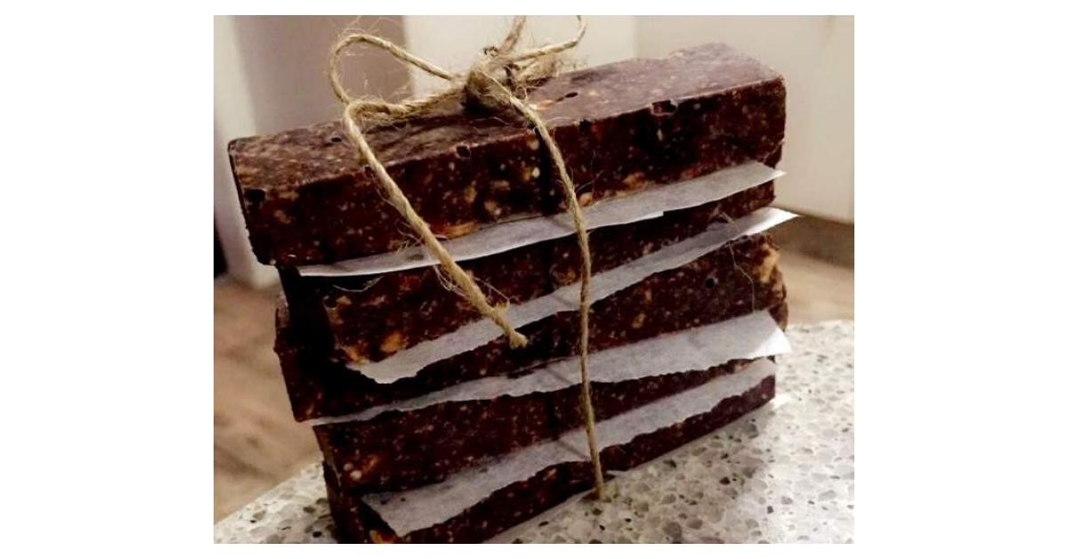 RAW CHOCOLATE SNACK BAR by shizzy. A Thermomix ® recipe in the category