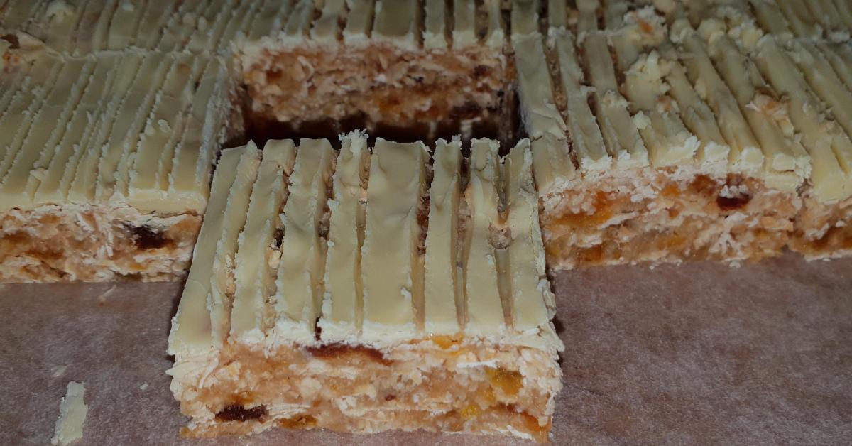 Apricot Muesli Bar Slice by V L C. A Thermomix ® recipe in the category