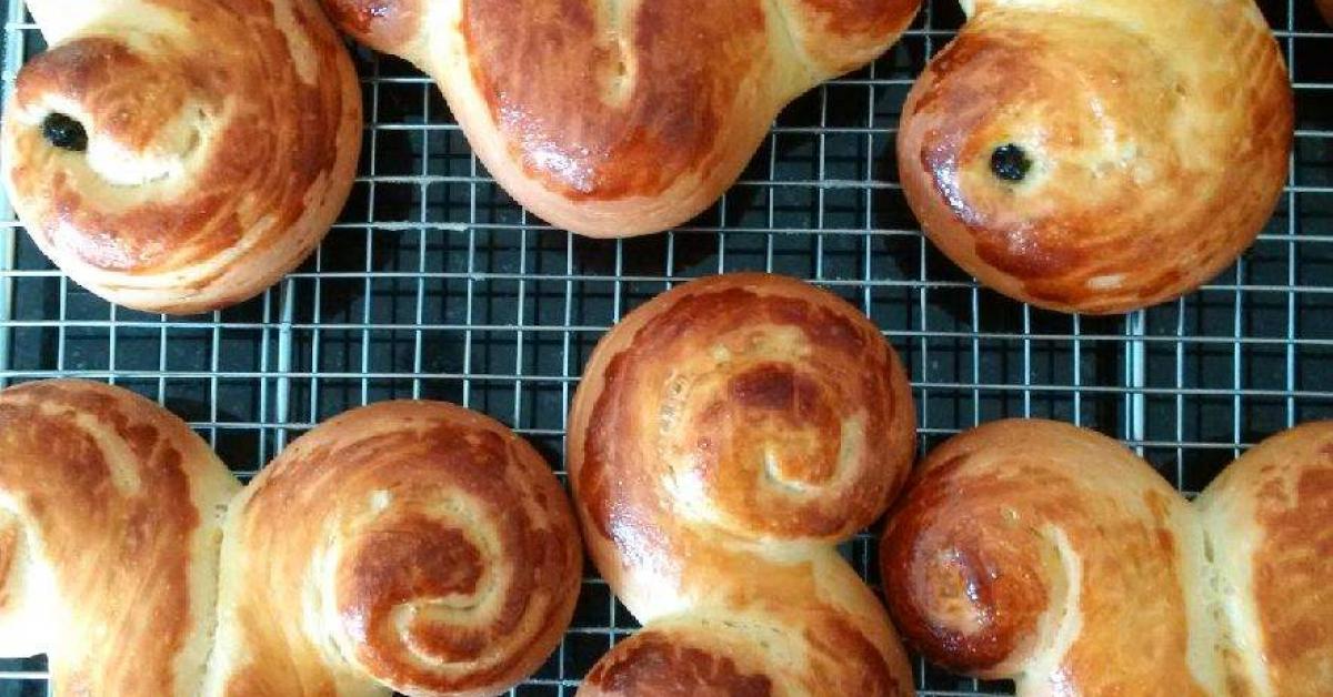 Paul Hollywoods St Lucia Buns by Stepford. A Thermomix ® recipe in the