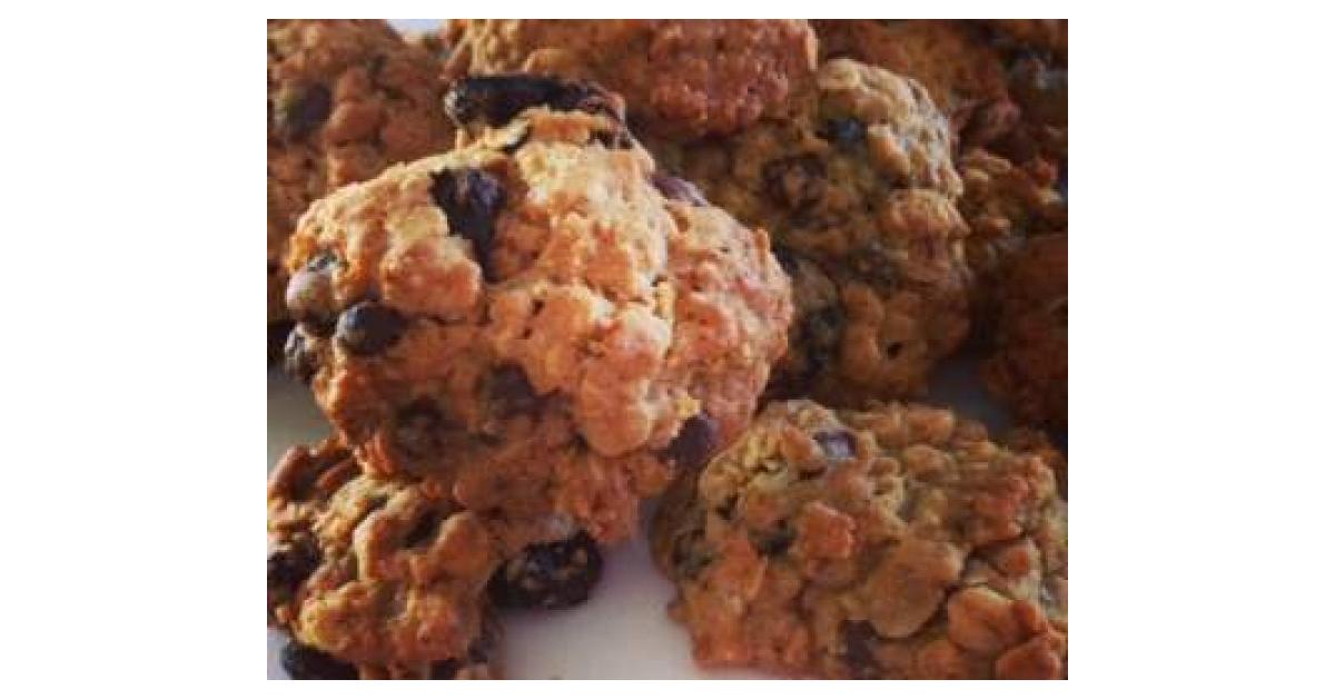 choc chip oat cookies with dried cherries(epicurious) by thermoenvy. A