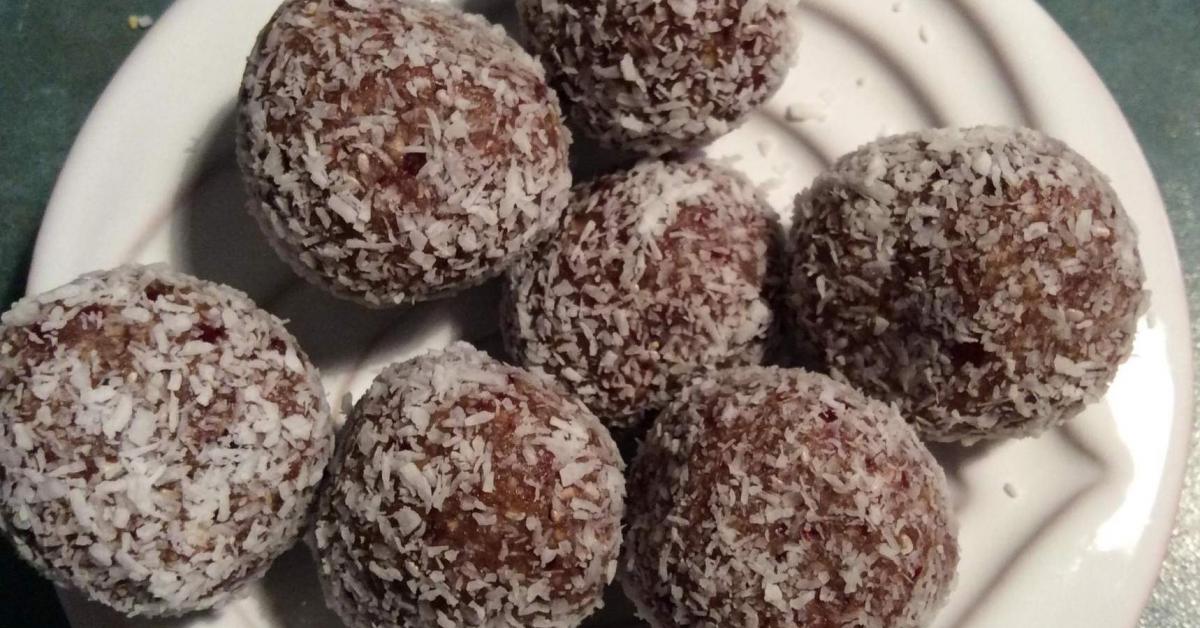 Vanilla cashew cranberry protein balls by Penny Marling. A Thermomix