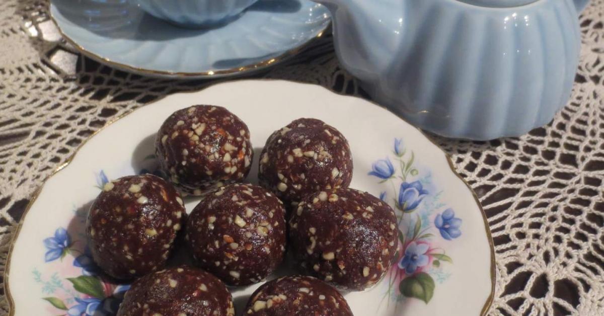 Chocolate peanut butter bliss balls by Mixing Adventures. A Thermomix